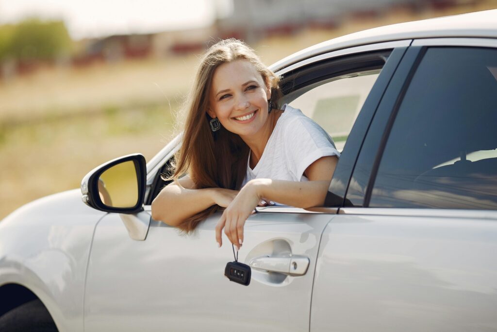 chica disfrutando de un coche de renting